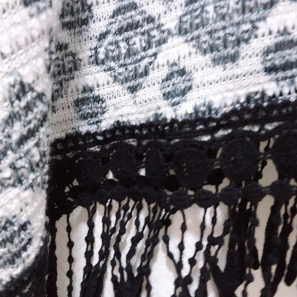 Boho Fringed Poncho - Picture 4 of 5